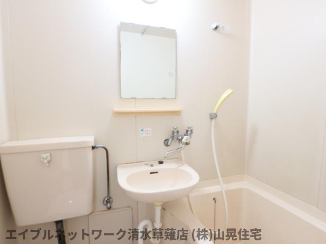 洗面設備　ゆったりとスペースのある洗面所