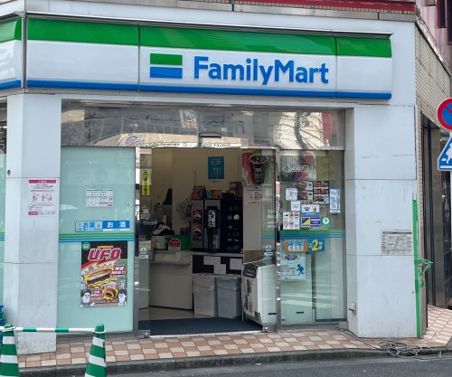 コンビニ　ファミリーマート 蒲田西口工学院通り店（コンビニ）まで372m