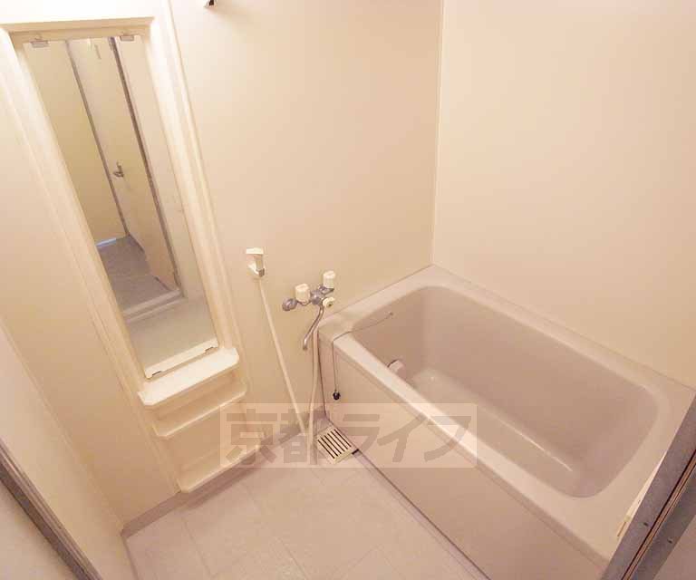 バス・シャワールーム　縦に広い鏡が特徴的です