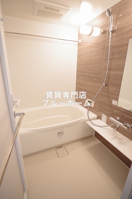 バス・シャワールーム　浴室乾燥機・追炊き機能付きのお風呂！