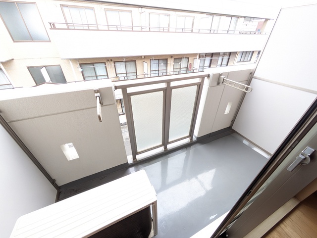 バルコニー　外にも洗濯物が干せます