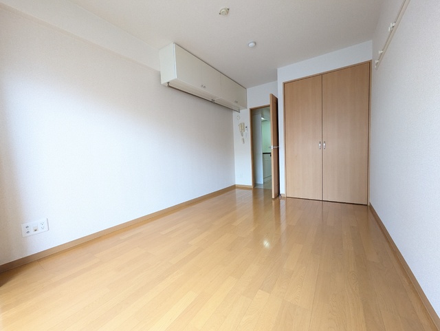 居室・リビング　収納スペースも充実した７．３帖洋室