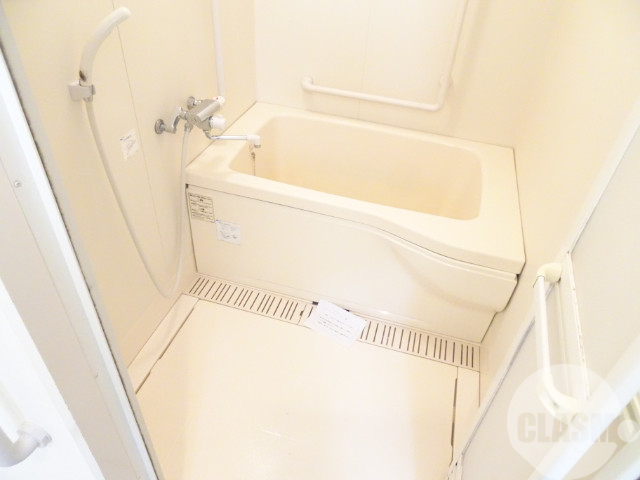 バス・シャワールーム　キレイにリフォームされています♪