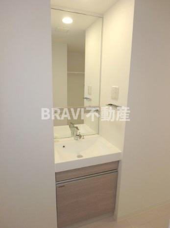 洗面設備　【ミラージュパレス本町東レジデンス】使いやすい独立洗面台です