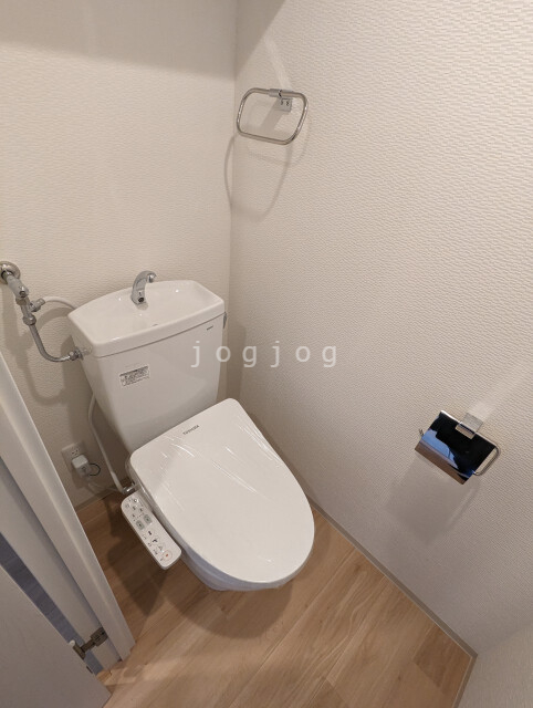 トイレ　温水洗浄便座やタオル掛けを完備しています。