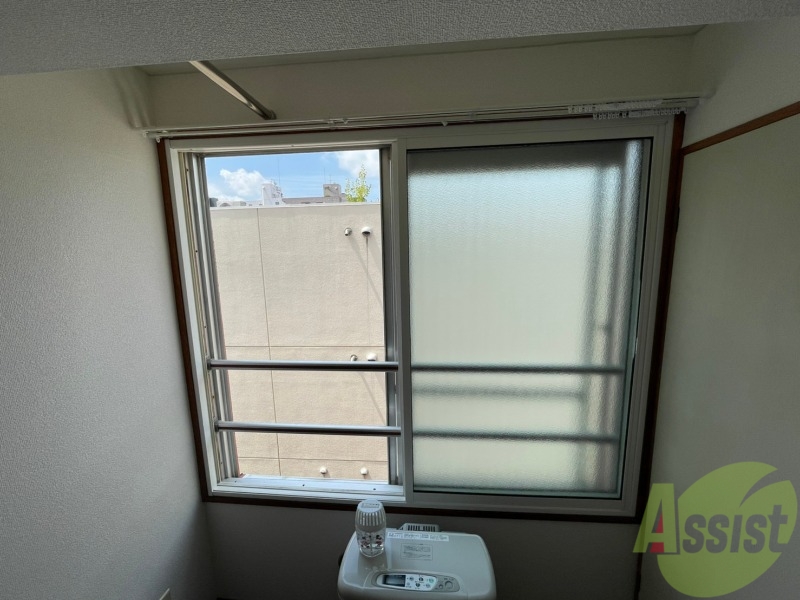 バルコニー　窓には安全バーがあります。安心ポイントです。