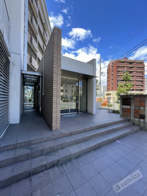 エントランス　落ち着いたエントランス。マンションを演出します。