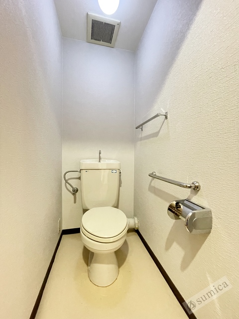 トイレ　この空間なんだか落ち着きます。清潔感のあるトイレです。