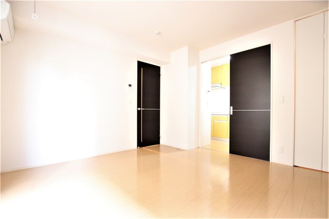 居室・リビング　洋室７．７帖／キッチンは独立タイプです