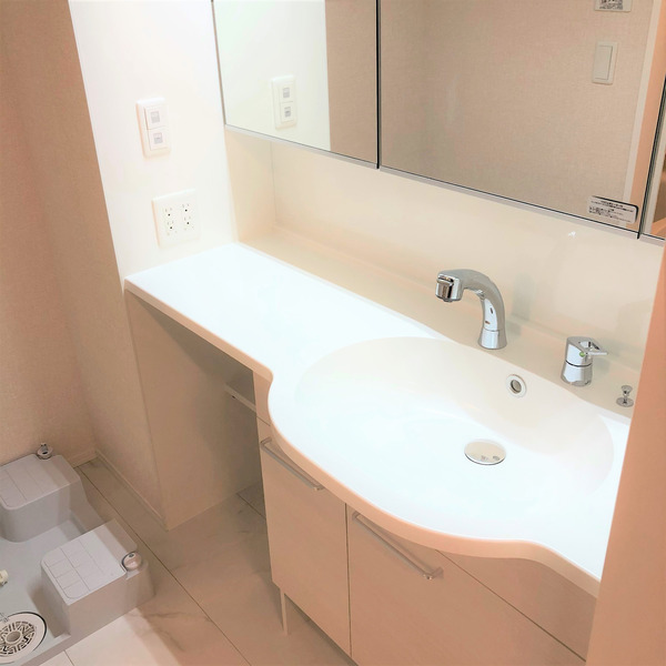 洗面設備　独立洗面台、小物を置くことができて便利です