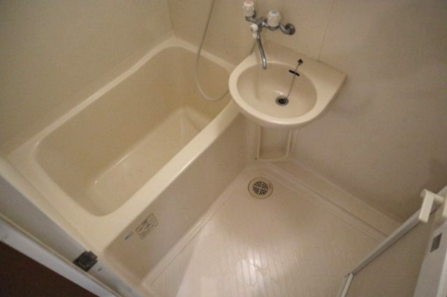 バス・シャワールーム　浴室も広々寛ぎの空間です。