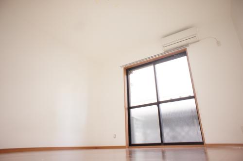 その他部屋・スペース　洋室の明るいお部屋で広々8帖です。