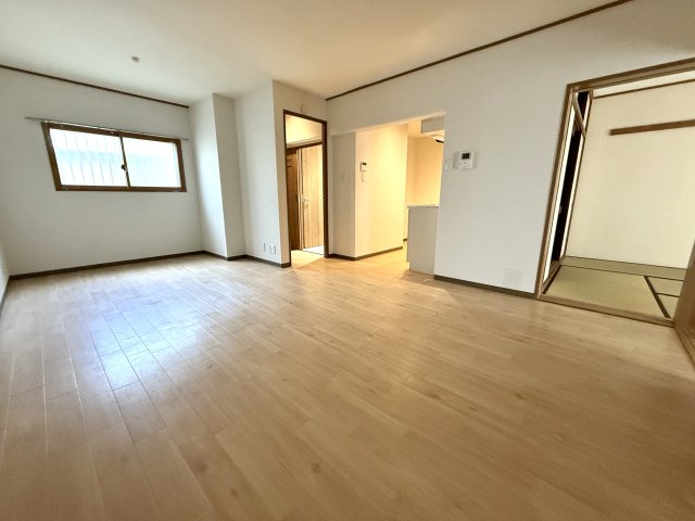 居室・リビング　2面採光の明るいリビングです♪