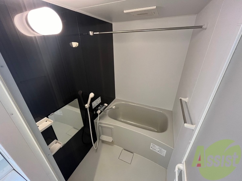 バス・シャワールーム　お風呂です。少し狭いですがシャワーするには十分ですね。