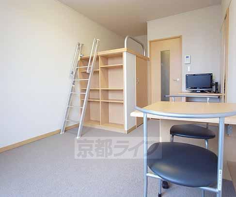 居室・リビング　家電・家具が備え付けてある部屋です。