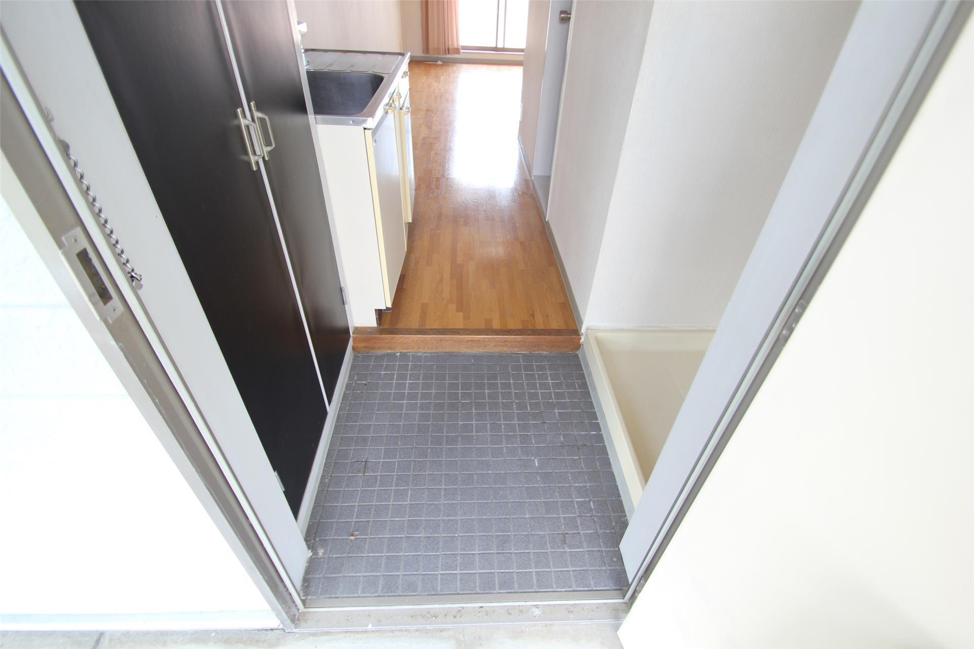 玄関　シューズボックスには便利なコートハンガーも。