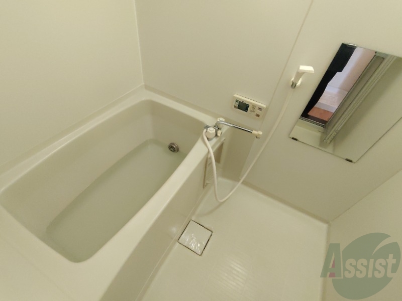 バス・シャワールーム　こちらはお風呂。一日の疲れをここで癒してください。