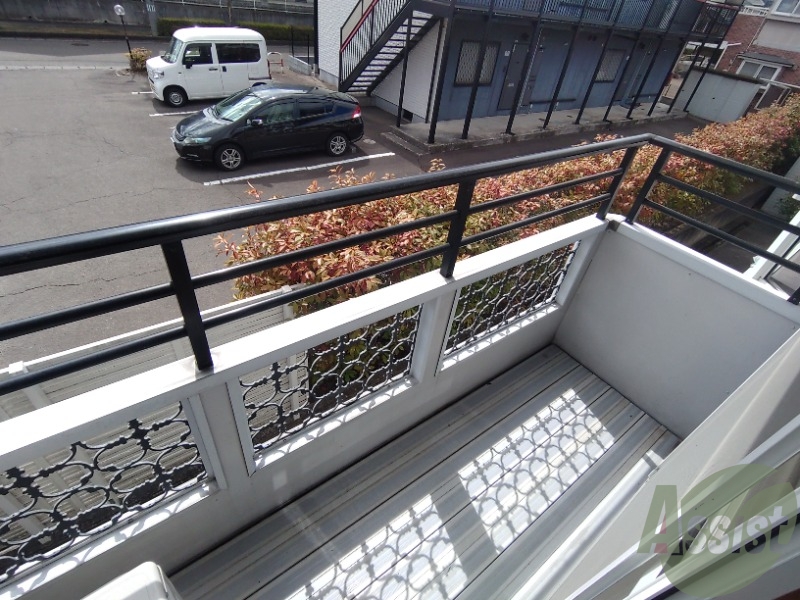 バルコニー　バルコニーは洗濯物を干すスペースが確保されていました。