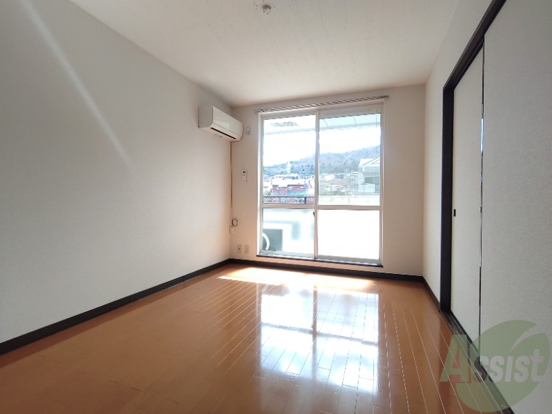 居室・リビング　リビングはこんな感じです。窓が大きくて良く陽が入ってきます。