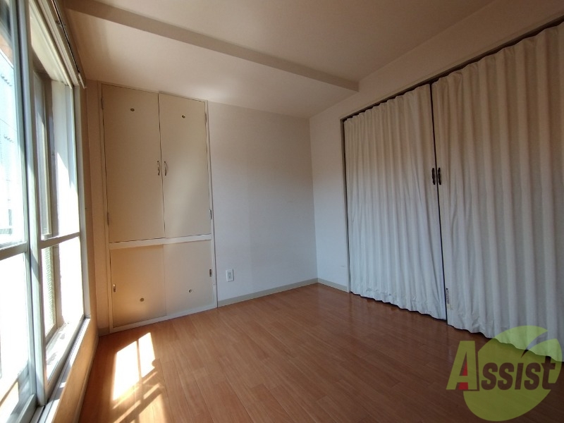 居室・リビング　５帖の洋室が広がっています。シックで落ち着きのあるお部屋。