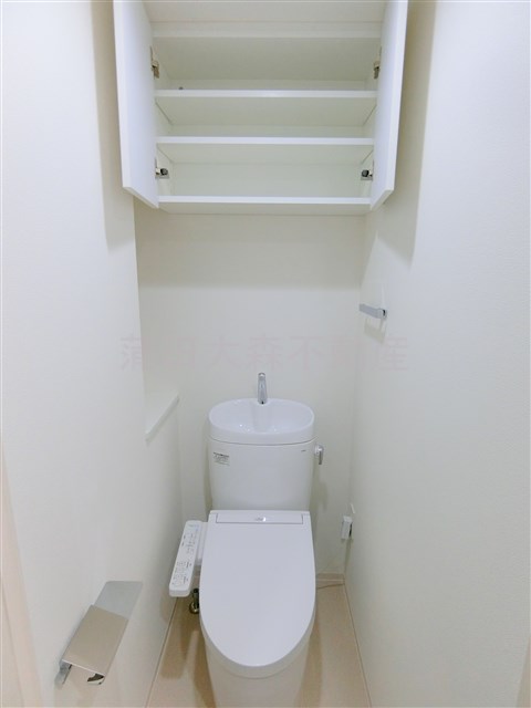 トイレ　棚収納と温水暖房便座付きのトイレ