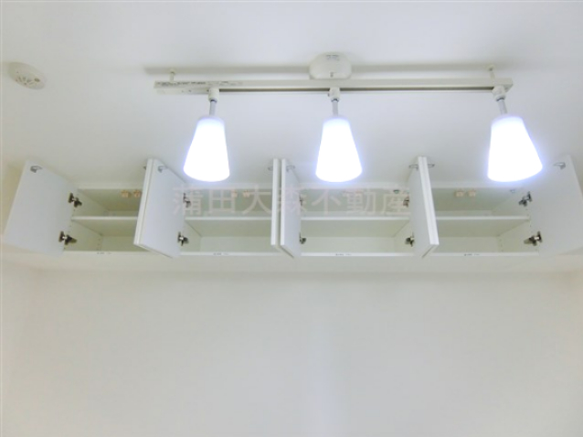 その他設備　洋室上部ダウンライトと吊戸棚収納！