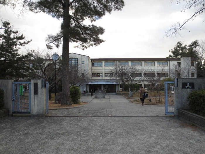 中学校　甲陵中学校（中学校）まで781m