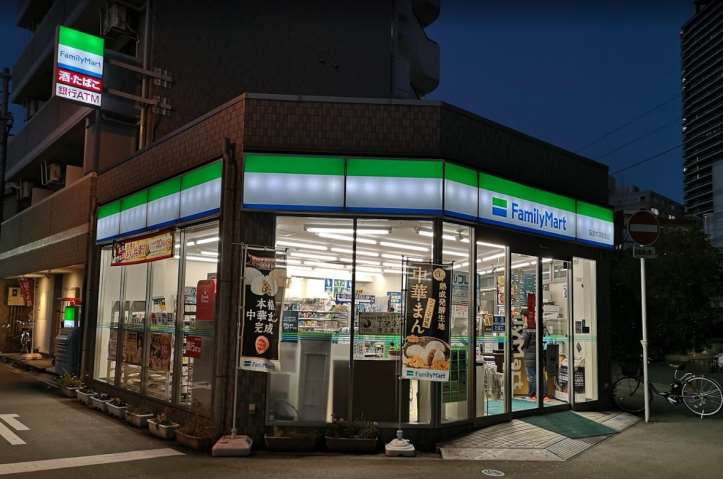 コンビニ　ファミリーマート（コンビニ）まで932m