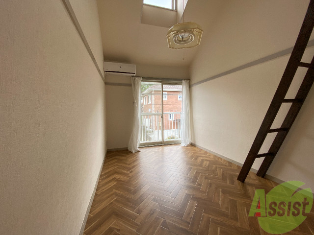 居室・リビング　７．５帖の洋室です。奥行きがあり使い勝手の良いお部屋です。