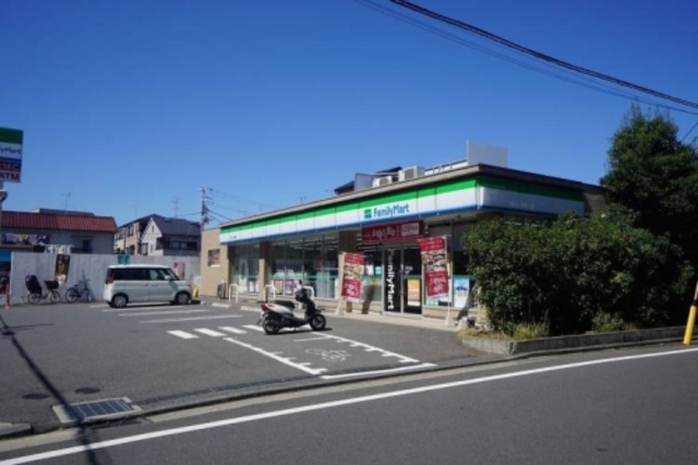 コンビニ　ファミリーマート江戸川上篠崎店（コンビニ）まで670m