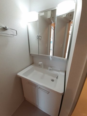 洗面設備　三面鏡の洗面台です☆