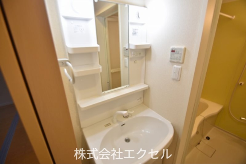 洗面設備　綺麗な独立洗面台完備。