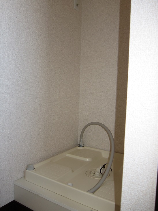 洗面設備　上には洗剤を置ける棚付き。