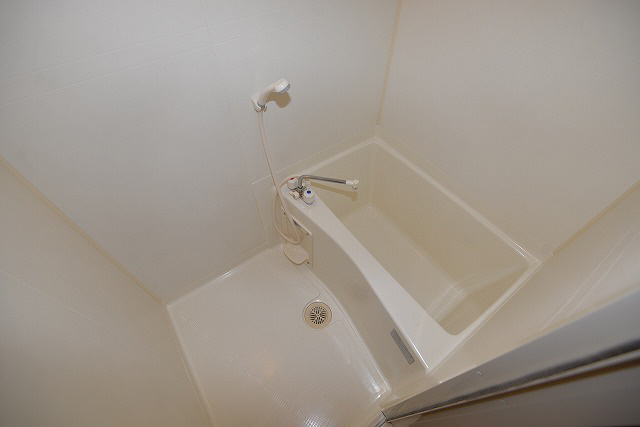 バス・シャワールーム　コンパクトで使いやすいお風呂です