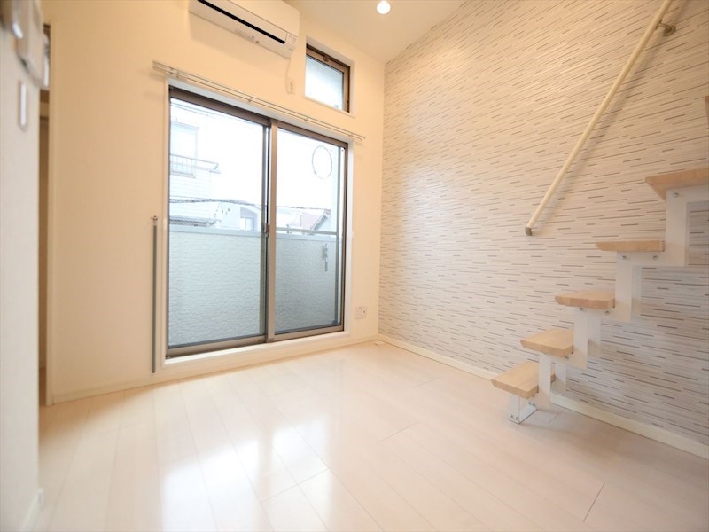 バルコニー　洋室5.7帖　ロフト5.5帖（収納にも寝室にも使えます）