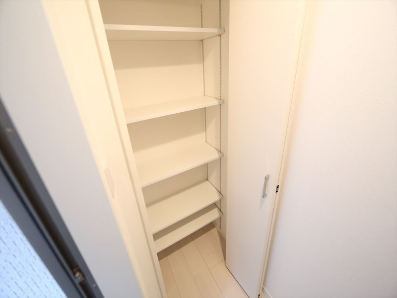 玄関　玄関　シューズボックス付（収納充実してます）