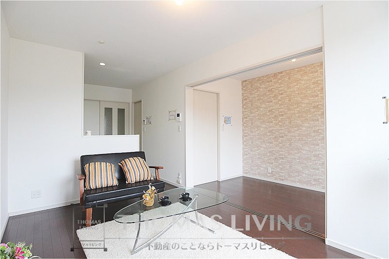 居室・リビング　隣の洋室を開放して広いスペースに出来ます。