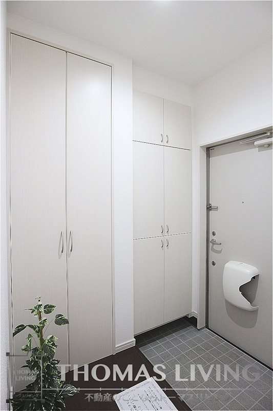 玄関　玄関収納が充実しています。