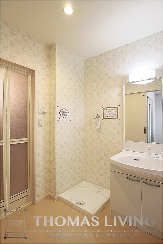 洗面設備　シャワー付きの独立洗面台です。