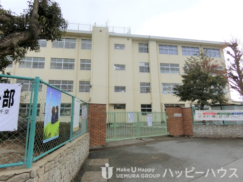 中学校　曰佐中学校（中学校）まで700m