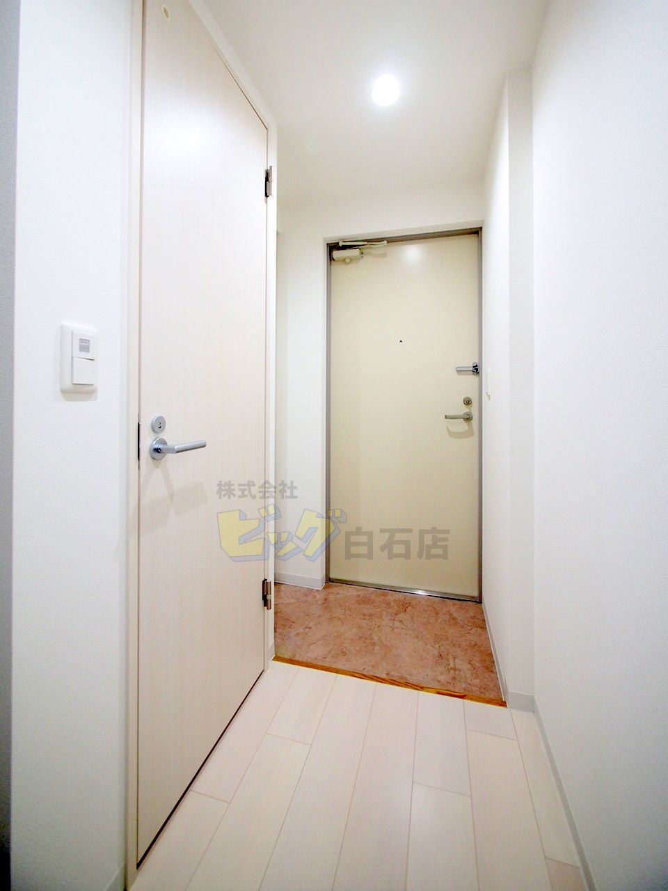 玄関　モニター付きインターホン完備しています♪