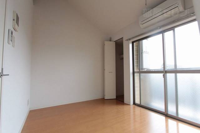 居室・リビング　２０２号室内装写真参照