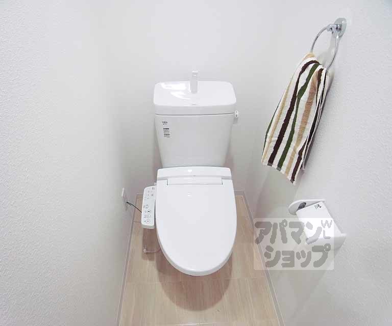 トイレ　ウォシュレット付き。