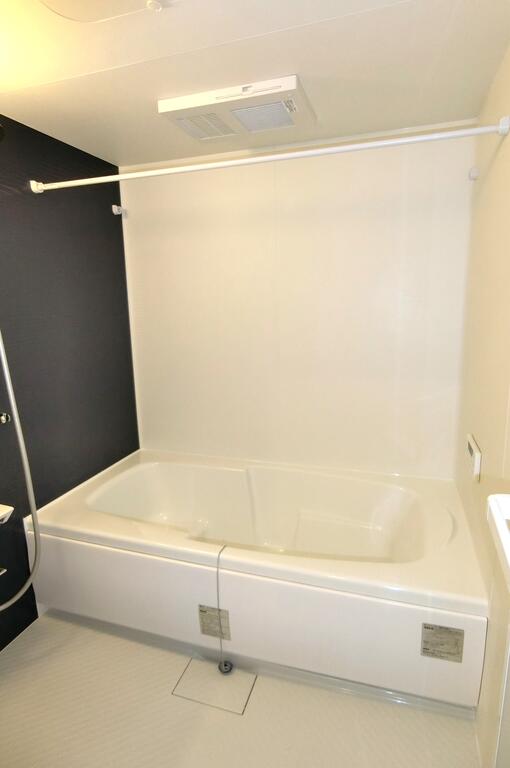 バス・シャワールーム　同型の写真、配色に違いあり