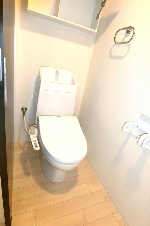 トイレ　同型の写真、配色に違いあり