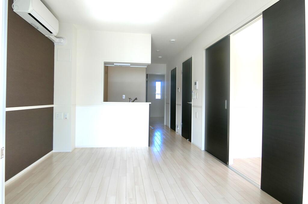 居室・リビング　同型の写真、配色に違いあり