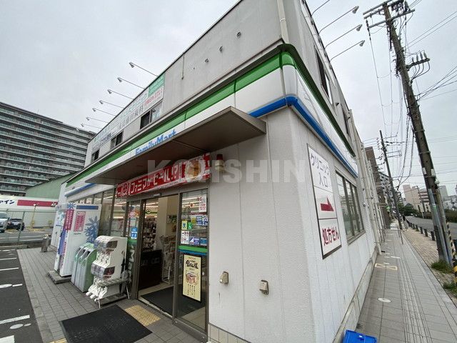 コンビニ　ファミリーマート（コンビニ）まで327m