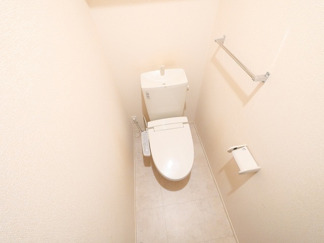 トイレ　落ち着いた色調のトイレです