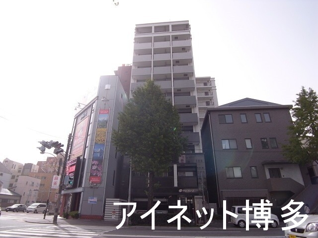 建物外観　存在感のあるマンションですね