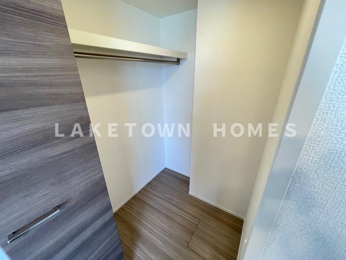 収納　洋室6.1帖のウォークインクローゼットです。